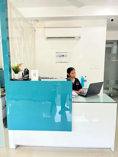 Reception area of Dr. Shilpa Dhakad’s dental clinic in Indore with staff at the front desk.
